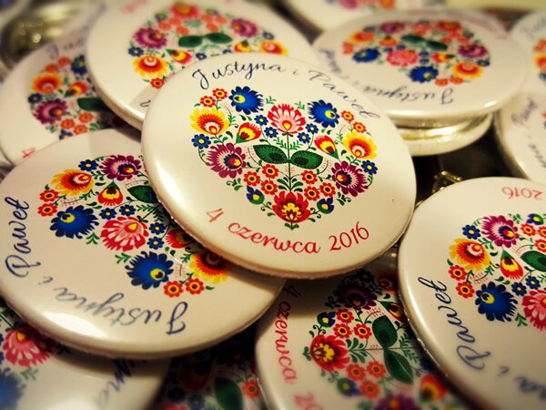 Pin Factory | Ludowe przypinki weselne